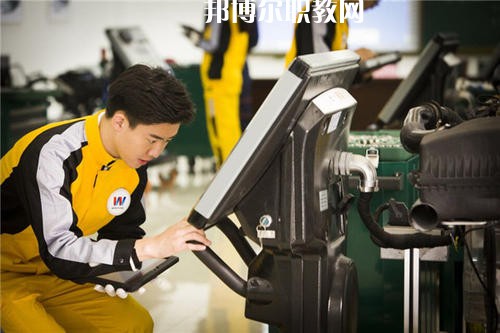 如今，汽修行業(yè)成為了當(dāng)下最熱門的行業(yè)，這已經(jīng)是一個不爭的事實了，很多汽修企業(yè)都需要經(jīng)驗豐富的優(yōu)秀人才，汽修人才缺口很大，這使很多學(xué)生都想報考汽修學(xué)校，近日就有同學(xué)咨詢小編關(guān)于成都設(shè)有汽修學(xué)校的公辦大專學(xué)校?成都有很多公辦大專學(xué)校都開設(shè)了汽修類相關(guān)專業(yè)，在這里小編就給大家簡單介紹一下。  成都紡織高等?？茖W(xué)校辦學(xué)性質(zhì)：公辦大學(xué)  成都紡織高等?？茖W(xué)校簡介 成都紡織高等?？茖W(xué)校是四川省政府舉辦的全日制普通高等學(xué)校，直屬四川省教育廳，是中國西南地區(qū)唯一獨立建制的紡織類高等學(xué)校，國家骨干高等職業(yè)院校建設(shè)單位、四川省首批示范性高等職業(yè)院校建設(shè)單位。  學(xué)校地處四川省成都市犀浦鎮(zhèn)，校園面積616畝，原成都市世界樂園已改建成為學(xué)校北苑校區(qū)。學(xué)校環(huán)境優(yōu)美，交通便利，設(shè)施優(yōu)良，成灌高鐵、成都地鐵2號線可達(dá)學(xué)校。  成都紡織高等?？茖W(xué)校歷史沿革 學(xué)校前身為創(chuàng)立于1939年的國立中央技藝?？茖W(xué)校，秉承&ldquo;服務(wù)紡織、服務(wù)社會、服務(wù)學(xué)生、服務(wù)人民&rdquo;的辦學(xué)理念和培養(yǎng)具有&ldquo;工程師之素養(yǎng)、技工之身手&rdquo;的育人傳統(tǒng)，艱苦奮斗，薪火相傳，形成了&ldquo;敬業(yè)奉獻(xiàn)、民主和諧、自強不息、追求卓越&rdquo;的學(xué)校精神、&ldquo;德修于正、學(xué)究于行&rdquo;的校訓(xùn)、&ldquo;團(tuán)結(jié)、勤奮、求實、創(chuàng)新&rdquo;的校風(fēng)、&ldquo;范、勤、嚴(yán)、愛&rdquo;的教風(fēng)、&ldquo;好學(xué)、善問、勤思、篤行&rdquo;的學(xué)風(fēng)。  改革開放以來，學(xué)校緊緊抓住我國經(jīng)濟社會和高等教育快速發(fā)展的歷史機遇，深化改革、銳意進(jìn)取、科學(xué)發(fā)展，辦學(xué)條件不斷改善，辦學(xué)水平顯著提高，為區(qū)域經(jīng)濟社會發(fā)展和我國紡織產(chǎn)業(yè)的發(fā)展做出了應(yīng)有貢獻(xiàn)。  成都紡織高等?？茖W(xué)校汽車檢測與維修技術(shù)專業(yè) 培養(yǎng)目標(biāo)：本專業(yè)培養(yǎng)適應(yīng)社會主義市場經(jīng)濟發(fā)展需要的、具有良好專業(yè)素質(zhì)和職業(yè)技能的從事汽車檢測、維修及相關(guān)工作的高素質(zhì)、高技能工程應(yīng)用型人才。  主要課程：工程制圖、機械基礎(chǔ)、液壓氣動技術(shù)、發(fā)動機與汽車?yán)碚?、電工與電子技術(shù)基礎(chǔ)、汽車發(fā)動機構(gòu)造與維修、汽車底盤構(gòu)造與維修、汽車故障診斷與維修、汽車電氣設(shè)備構(gòu)造與維修、汽車專項高級技能與訓(xùn)練。  專業(yè)師資：教授2人、副教授5人、講師10人、工程師3人、技師3人。  教學(xué)成果：參加四川省汽車維修與故障診斷技能大賽二等獎;發(fā)表科研論文12篇。  就業(yè)情況：畢業(yè)生主要面向汽車維修及其它汽車服務(wù)業(yè)從事汽車檢測、維修及相關(guān)技術(shù)服務(wù)工作。  就業(yè)率近5年保持在95%以上，畢業(yè)后半年平均收入3094元/月、專業(yè)相關(guān)度71%。  上面關(guān)于成都設(shè)有汽修學(xué)校的公辦大專學(xué)校，小編簡單的介紹了，公辦學(xué)校的優(yōu)勢在于，在收費和政府支持上有一定的優(yōu)勢，無論你上的是公辦學(xué)校還是民辦學(xué)校，同學(xué)們都要記住，重要的不是你上的是什么學(xué)校，而是你真正能在學(xué)校學(xué)到些什么東西，這才是最重要的事情。