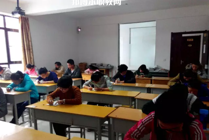華蘭州華志藝術(shù)學(xué)校2022年招生辦聯(lián)系電話(huà)