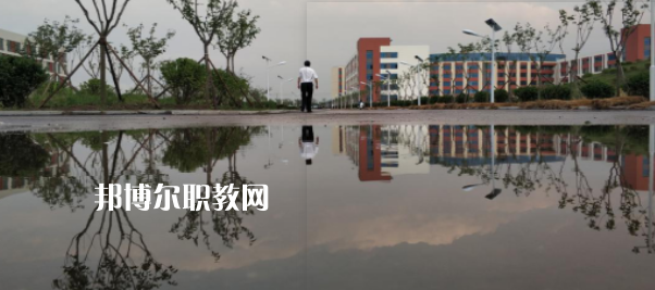 青島西大技工學(xué)校地址在哪里，哪個(gè)地區(qū)，哪個(gè)城市?
