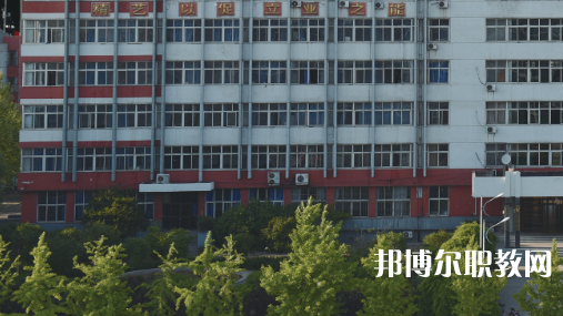 開灤技師學(xué)院招生計劃?每年學(xué)校在招生季節(jié)都會公布自己的招生計劃，那么學(xué)生們在對學(xué)校所進(jìn)行選擇的時候，是可以具體看看一所學(xué)校的招生計劃，然后再看看學(xué)校所公布的招生要求是否是自己可以滿足的，從而決定對學(xué)校的報讀。  一、開灤技師學(xué)院招生計劃一覽表 二、開灤技師學(xué)院招生情況 1、開灤技師學(xué)院招生條件、要求  身高:1.55米以上。  體重:不低于50公斤，高限不超過標(biāo)準(zhǔn)體重的50%。  視力:裸眼視力左右均在4.7(含47)以上，砂眼左右無第二期三個“十”者，無色弱、色盲者。  耳病:無化膿性中耳炎者。  聽力:左右兩側(cè)均大于80%(包括80%分貝)。  鼻病:無萎縮性鼻炎及較重肥大性鼻炎者。  血壓:90mmHg<收縮壓<140mmHg、60mmHg<舒張壓<90mmHg  心臟:二級收縮期雜音以下和心率在90次/分以下者。  肺臟:無慢性支氣管炎 支氣管哮喘、肺結(jié)核、結(jié)核性胸膜炎等呼吸系統(tǒng)慢性病。  腹部無任何腫物和肝、脾不腫大者(肝大一公分以內(nèi)功能正常者除外)。  對紋身者,面部、頸部紋身直徑不超過2cm，著短裝身體其他裸露部位直徑不超過3cm。面部、頸部紋身直徑超過2cm或其他部位超過3cm的，不合格;如本人能夠積極處理，可視為合格。  輔助檢查、胸透、化驗正常者。  其他:無殘疾、無駝背、無畸形、無較重之扁平足或拇指外翻 無腿部或精索靜脈曲張者,無難治或面積較大之皮膚疾病,無痔或漏者，無疝氣者，無多發(fā)性淋巴腺腫大者，無較重慢性病者，無不適合招錄崗位所要求的身體條件者。  2、開灤技師學(xué)院招生對象  中考生和往屆生，  三、開灤技師學(xué)院簡介 學(xué)校服務(wù)河北省能源、裝備制造等傳統(tǒng)產(chǎn)業(yè)升級，服務(wù)京津冀產(chǎn)業(yè)智慧化水平提升的發(fā)展需求，瞄準(zhǔn)河北省新興產(chǎn)業(yè)、現(xiàn)代服務(wù)業(yè)創(chuàng)新發(fā)展戰(zhàn)略，對接能源(煤炭)，裝備制造、現(xiàn)代服務(wù)業(yè)等產(chǎn)業(yè)設(shè)置專業(yè)，開設(shè)電氣自動化設(shè)備安裝與維修、煤礦技術(shù)、電子商務(wù)、計算機(jī)網(wǎng)絡(luò)技術(shù)等專業(yè)16個。  2020年突出發(fā)展現(xiàn)代服務(wù)業(yè)的要求，增設(shè)《幼兒教育》專業(yè)。經(jīng)過幾年發(fā)展，逐步形成“裝備制造業(yè)與現(xiàn)代服務(wù)業(yè)共同主導(dǎo)、傳統(tǒng)產(chǎn)業(yè)與新興產(chǎn)業(yè)雙輪驅(qū)動的發(fā)展格局”相適應(yīng)的專業(yè)布局。  四、開灤技師學(xué)院口碑 校友評價：開灤技師學(xué)院地理位置優(yōu)越，交通十分方便。  校友評價：開灤技師學(xué)院畢業(yè)生就業(yè)前景光明。