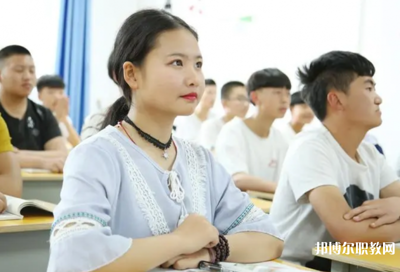 四川2024年上中專學(xué)?？刹豢梢钥即髮W(xué)