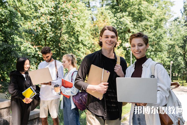 廣東哪里的中專學(xué)校能讀計(jì)算機(jī)廣告制作專業(yè)