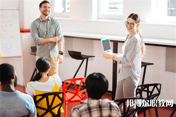 廣西哪里的中職學校能讀計算機應用(維修、文秘方向)專業(yè)