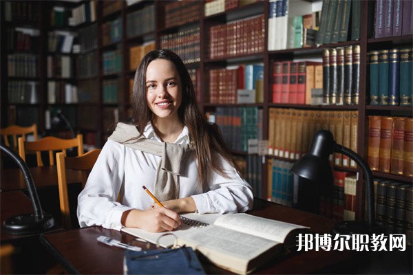 四川哪里的中職學(xué)校能讀旅游服務(wù)與管理（含導(dǎo)游、鐵路航空服務(wù)）專業(yè)