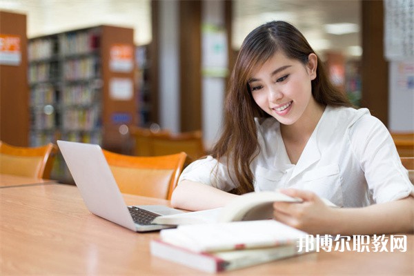 湖南哪里的中專學(xué)校能讀網(wǎng)頁設(shè)計專業(yè)