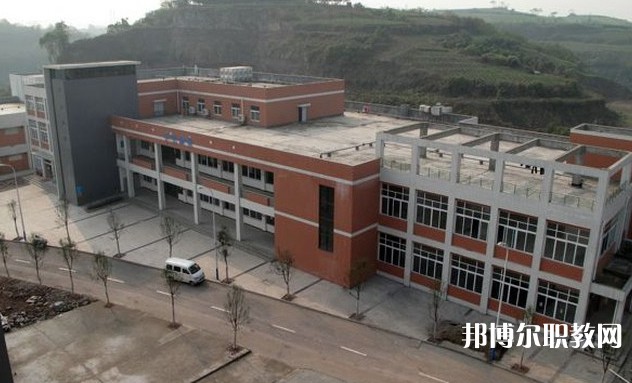 自貢2025年鐵路學(xué)校中專升大?？际裁? width=