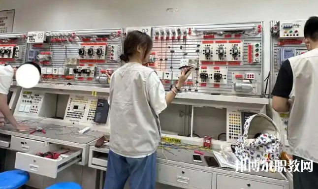 四川2025年讀電工學(xué)?？梢钥即髮W(xué)嗎