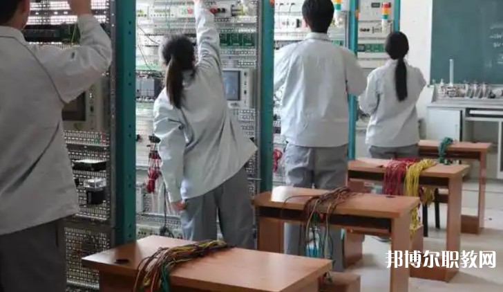 四川2025年男生讀電工學(xué)校學(xué)什么專(zhuān)業(yè)好